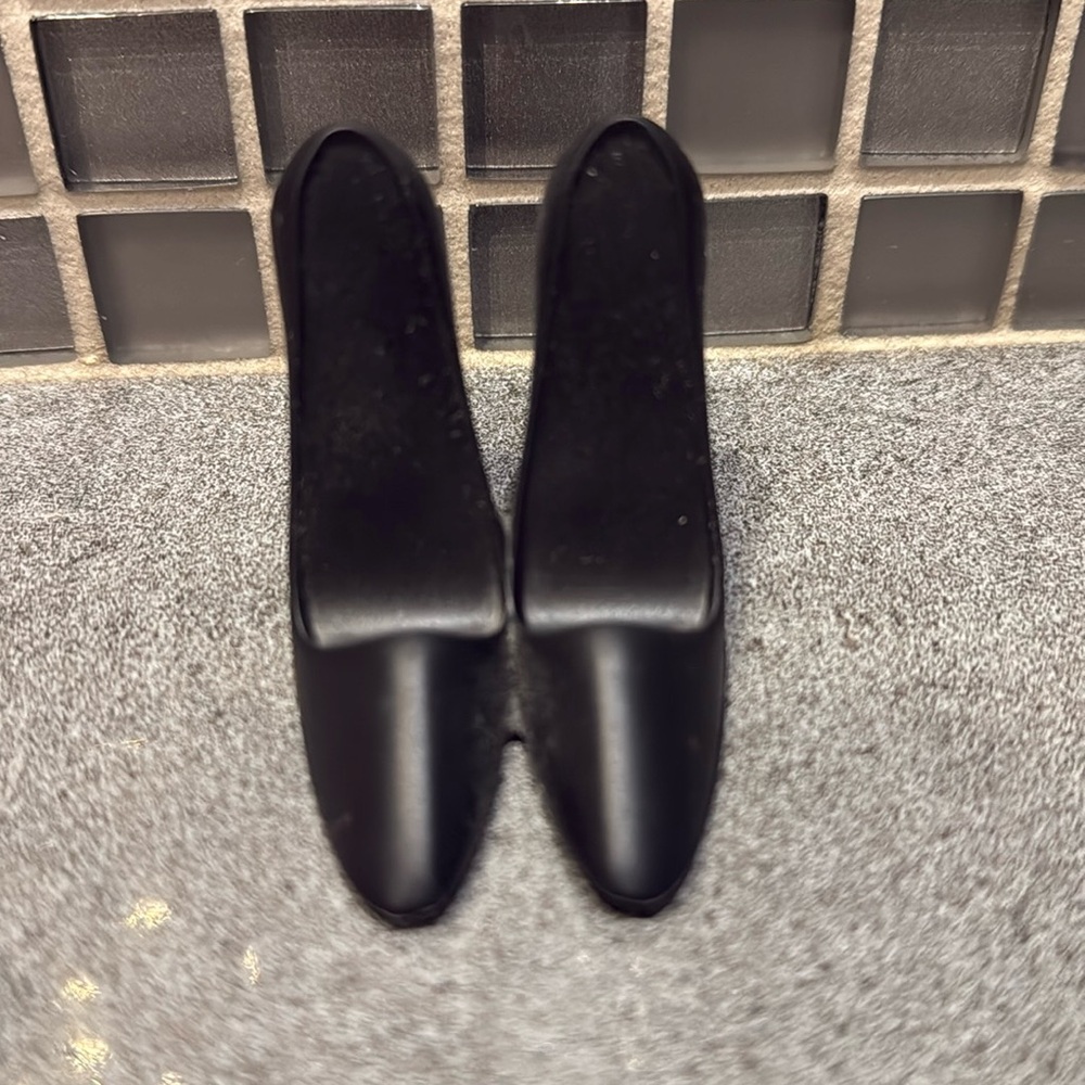 Fred “Pumped Up” Stiletto Phone Stand – Chic & Functional